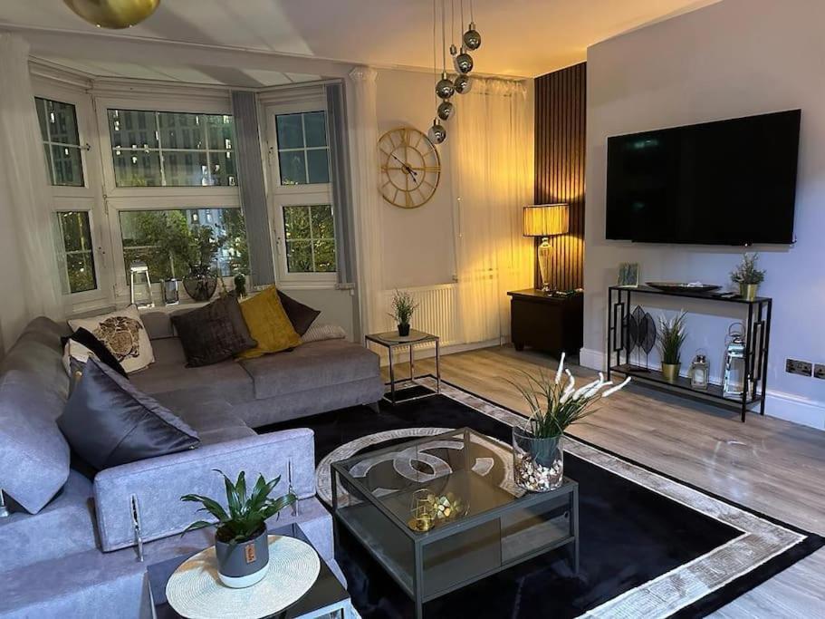 *Luxury 9Ine Lush Jacuzzi Apartment & Balcony* 버밍엄 외부 사진